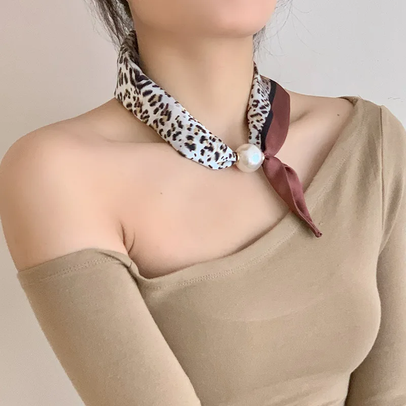 Scarf Luxury Silk Magnetic Pearl Collarbone Chain Lazy Pendant Neck Scarf Women Thin Buckle Ribbon Headscarf Luxury Accesories
Scarf Luxury Silk Magnetic Pearl Collarbone Chain Lazy Pendant Neck Scarf Women Thin Buckle Ribbon Headscarf Luxury Accesories