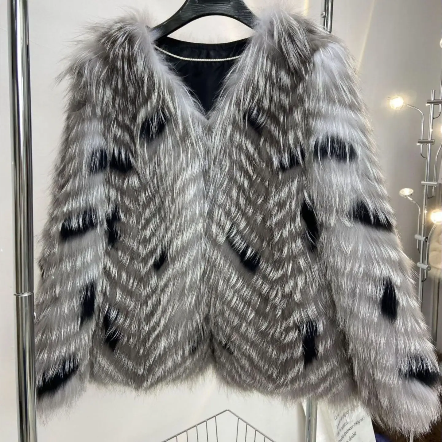Hot sales Winter Knitted Striped Style Outfit Female Real Fox Fur Jacket Europe and America Fashion Natural Fur Outerwear
Hot sales Winter Knitted Striped Style Outfit Female Real Fox Fur Jacket Europe and America Fashion Natural Fur Outerwear