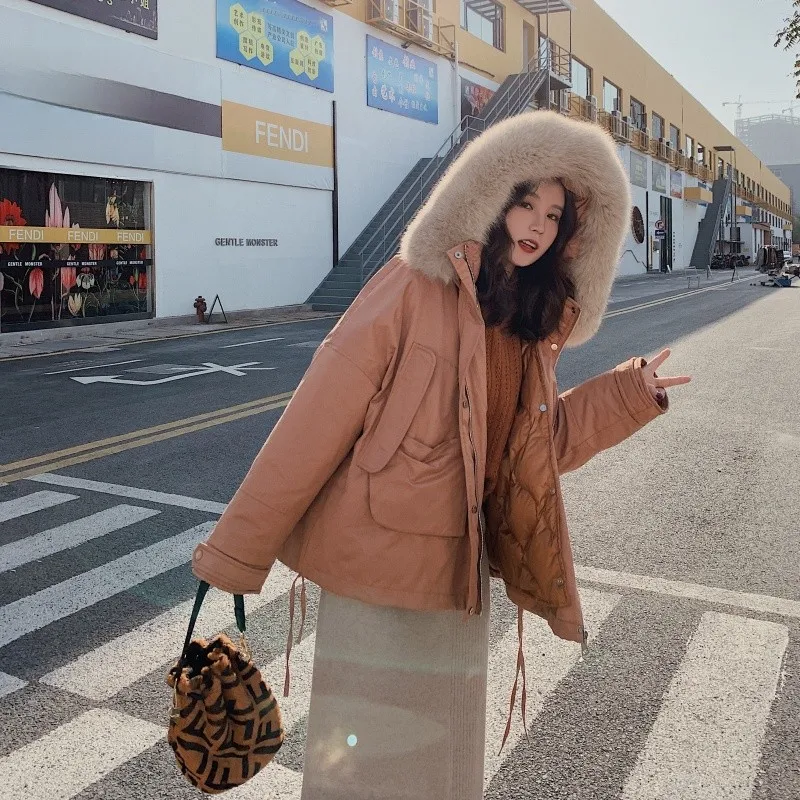 Свободная парка с меховым воротником и поясом, корейская модная двусторонняя молния, однотонная ветрозащитная пуховая куртка для поездок на работу
Свободная парка с меховым воротником и поясом, корейская модная двусторонняя молния, однотонная ветрозащитная пуховая куртка для поездок на работу