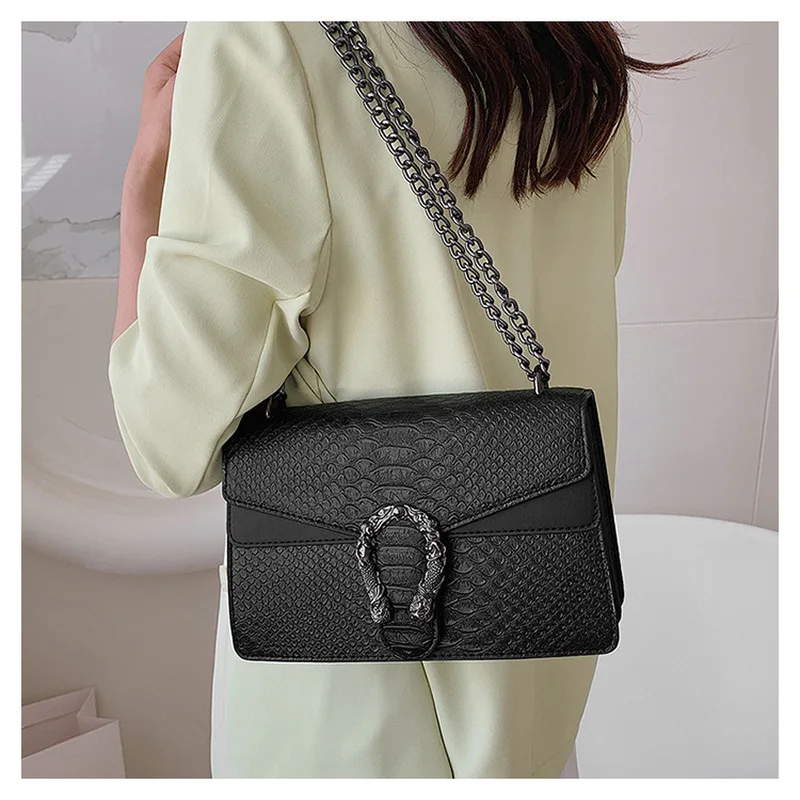 Retro Style Fashion Chain Shoulder Bag for Women Snake Pattern Crossbody Small Square Bag Trendy Accessory 
Retro Style Fashion Chain Shoulder Bag for Women Snake Pattern Crossbody Small Square Bag Trendy Accessory