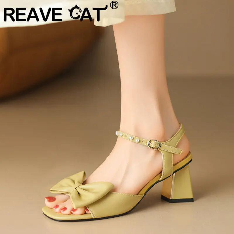REAVE CAT, женские босоножки на блочном каблуке 6 см, пряжка, ремешок, бант, бусины, милые туфли для свиданий, женские большие размеры 41 42 43
REAVE CAT, женские босоножки на блочном каблуке 6 см, пряжка, ремешок, бант, бусины, милые туфли для свиданий, женские большие размеры 41 42 43