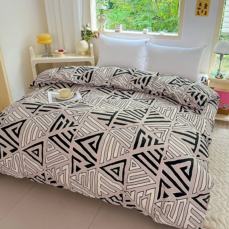 1PC Beige Geometric Triangle Print Duvet Cover, Black & White Pattern Bedding for Modern Minimalist Bedroom Decor
1PC Beige Geometric Triangle Print Duvet Cover, Black & White Pattern Bedding for Modern Minimalist Bedroom Decor
