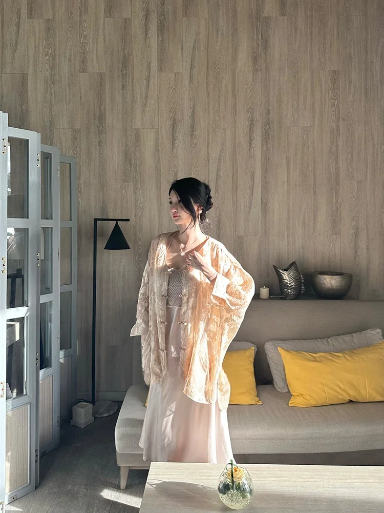 Оригинальный костюм Wcouture Daybreak Gold: новый китайский тан-костюм с вырезами, пуговицами и длинными рукавами из полиэстера и шелка
Оригинальный костюм Wcouture Daybreak Gold: новый китайский тан-костюм с вырезами, пуговицами и длинными рукавами из полиэстера и шелка