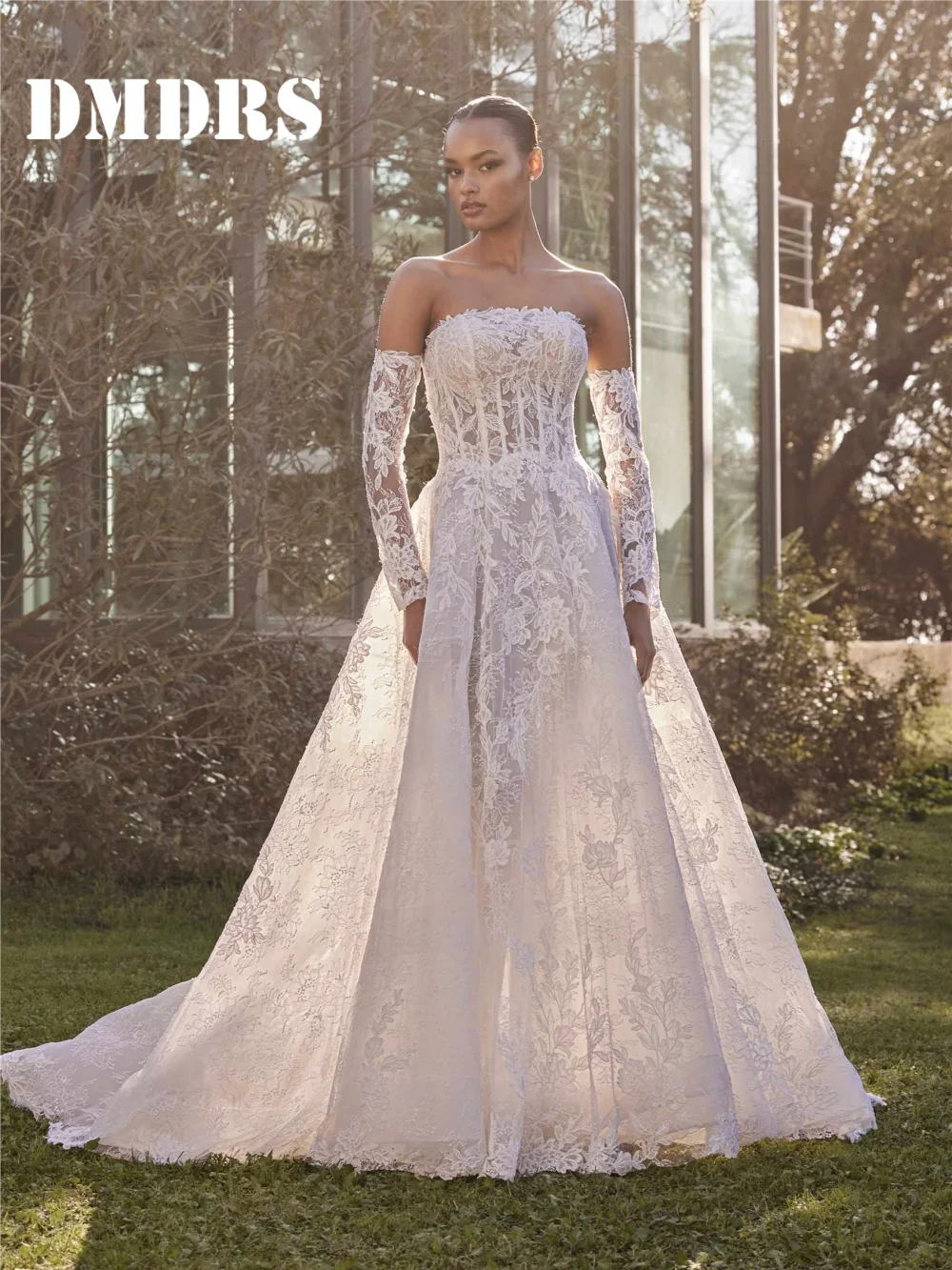 Charming Strapless Wedding Dress Stylish Appliqué Lace Bridal Gowns Romantic Sleeveless Floor-Length Wedding Gowns Vestidos De
Charming Strapless Wedding Dress Stylish Appliqué Lace Bridal Gowns Romantic Sleeveless Floor-Length Wedding Gowns Vestidos De