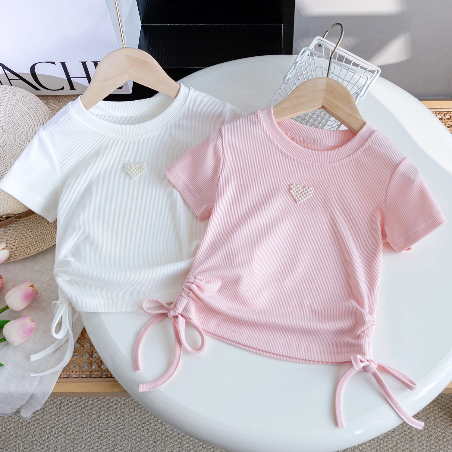 Новая тонкая дышащая хлопковая футболка с короткими рукавами в Корейском стиле для маленьких девочек Pearl Love на шнурке, милая футболка для девочек, лето 2023 г.
Новая тонкая дышащая хлопковая футболка с короткими рукавами в Корейском стиле для маленьких девочек Pearl Love на шнурке, милая футболка для девочек, лето 2023 г.