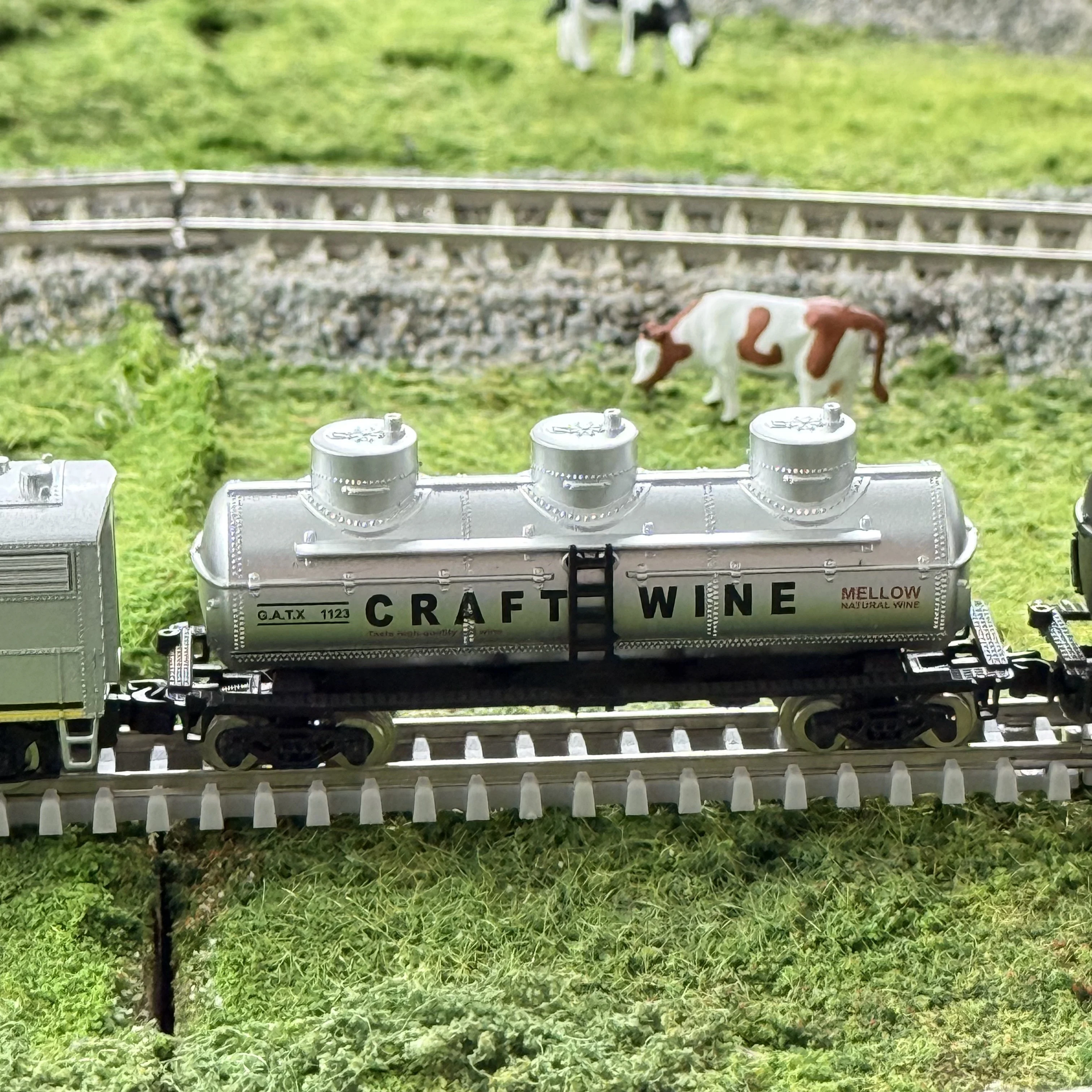 N Scale 1/160 Silver Tank Car Model with Metal Wheels for Railway Layouts & Collectors
N Scale 1/160 Silver Tank Car Model with Metal Wheels for Railway Layouts & Collectors