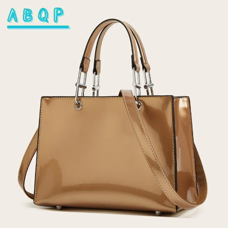 Сумка на плечо, модная женская сумка из лакированной кожи, светло-клеевая глянцевая платиновая сумка, большая вместительная универсальная сумка для пожилых людей
Сумка на плечо, модная женская сумка из лакированной кожи, светло-клеевая глянцевая платиновая сумка, большая вместительная универсальная сумка для пожилых людей