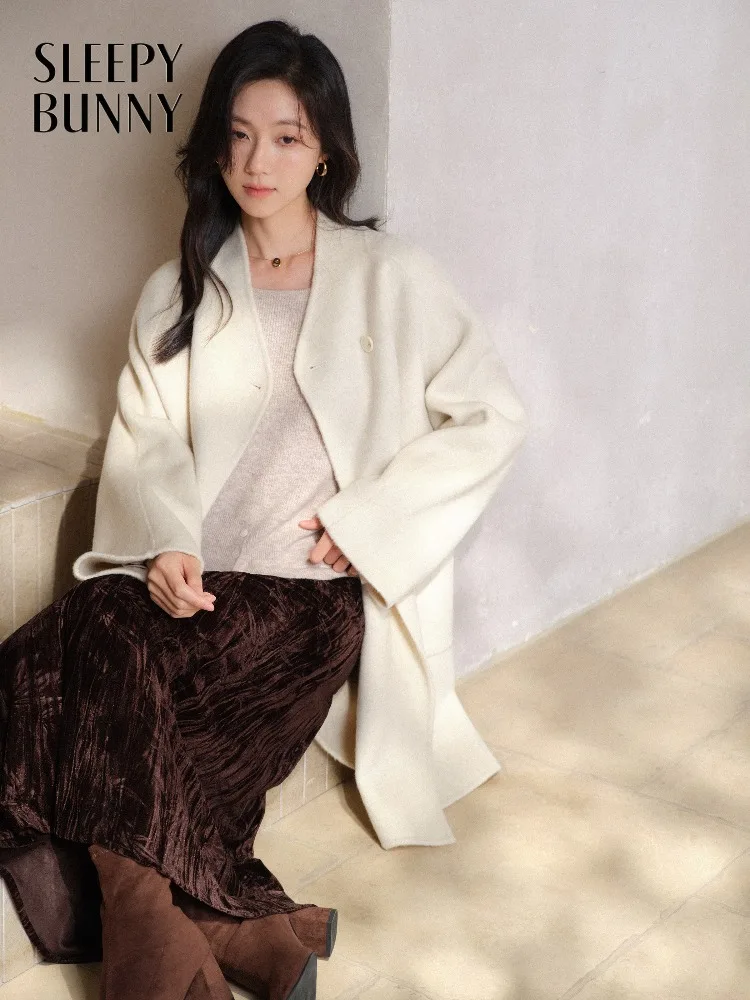 Wool Scarf Neck Coat for Women Lady Premium Double-Face Overcoat Warm Soft Long Jacket Elegant Chic Winter Fashion Outerwear
Wool Scarf Neck Coat for Women Lady Premium Double-Face Overcoat Warm Soft Long Jacket Elegant Chic Winter Fashion Outerwear