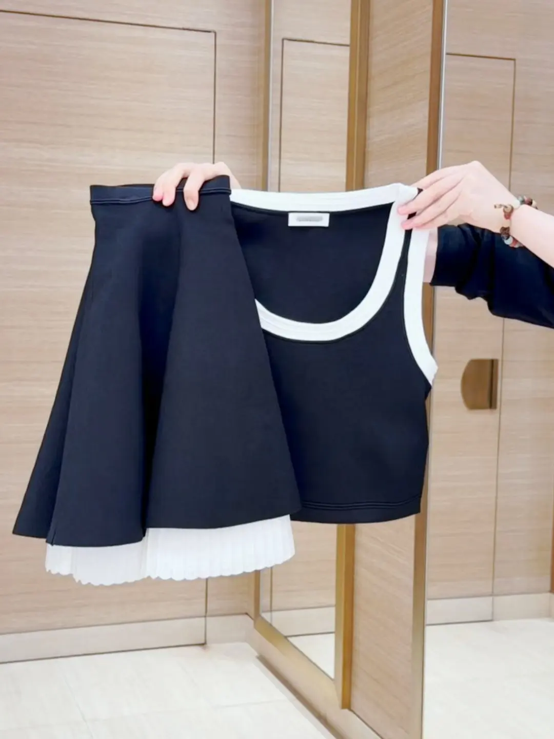 Summer New Style College Wind Color Block Sleeveless Vest Skirt Set Women's Fashion Age Reduction Matching High Waist Skirt
Summer New Style College Wind Color Block Sleeveless Vest Skirt Set Women's Fashion Age Reduction Matching High Waist Skirt