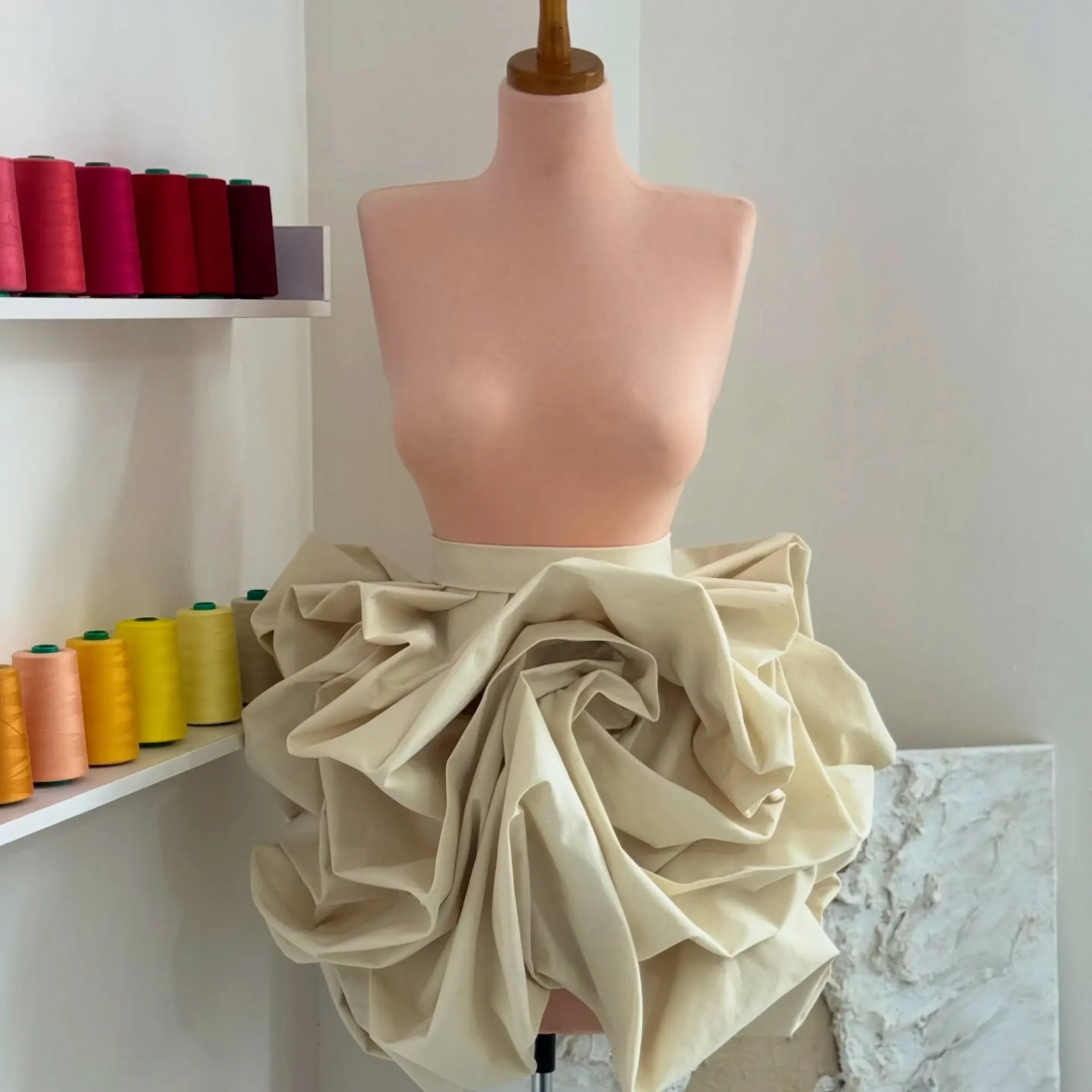 Белая структурированная мини-юбка с цветочным узором, авангардные дизайнерские юбки с высокой талией, модный тренд 2026 года, пышные женские официальные мероприятия
Белая структурированная мини-юбка с цветочным узором, авангардные дизайнерские юбки с высокой талией, модный тренд 2026 года, пышные женские официальные мероприятия