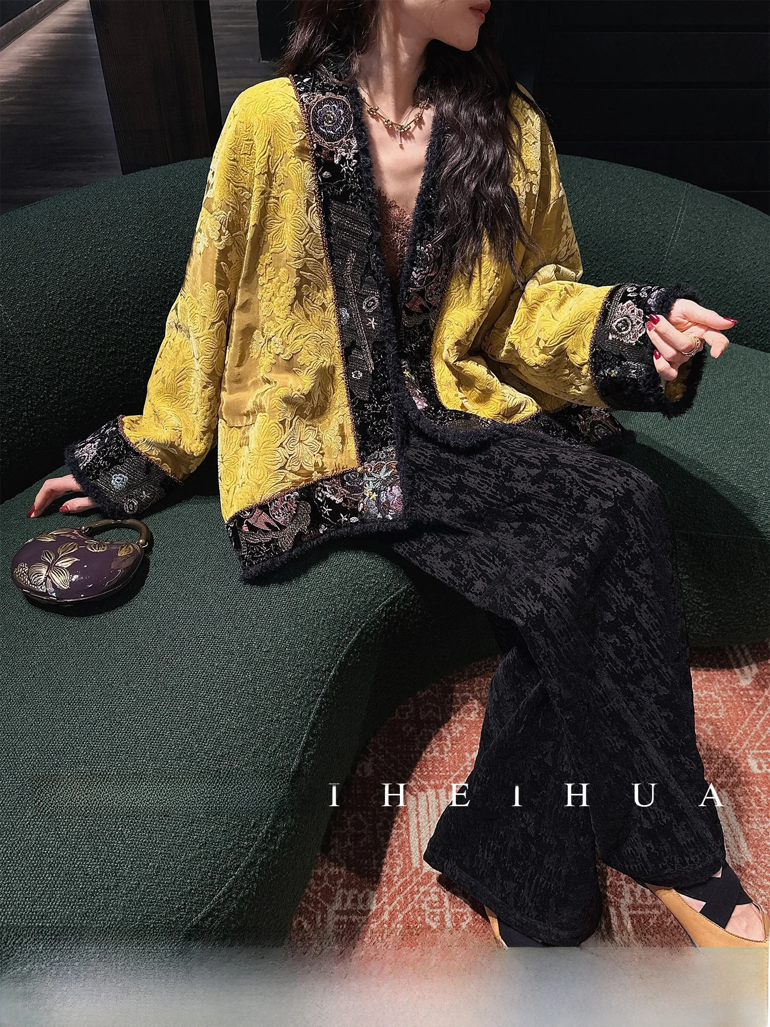 Thickened Wide Leg Pants Retro Flocking Texture Women's Winter Fashionable Black Flower Print Casual Pants Natural Waist Elas...
Thickened Wide Leg Pants Retro Flocking Texture Women's Winter Fashionable Black Flower Print Casual Pants Natural Waist Elas...