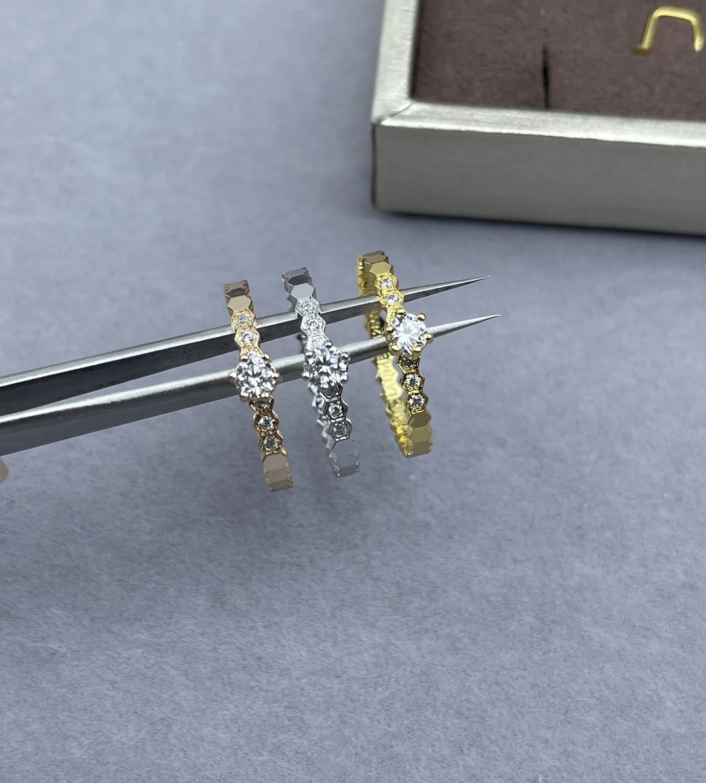 Shangmei 925 silver honeycomb diamond set ring
Shangmei 925 silver honeycomb diamond set ring