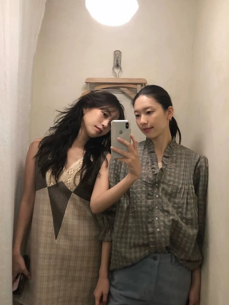 V-Neck Shirt with Ruffle Hem Pleated Lace Sleeveless Korean Style Loose Fit Cotton Polyester Blend Women's Shirt
V-Neck Shirt with Ruffle Hem Pleated Lace Sleeveless Korean Style Loose Fit Cotton Polyester Blend Women's Shirt