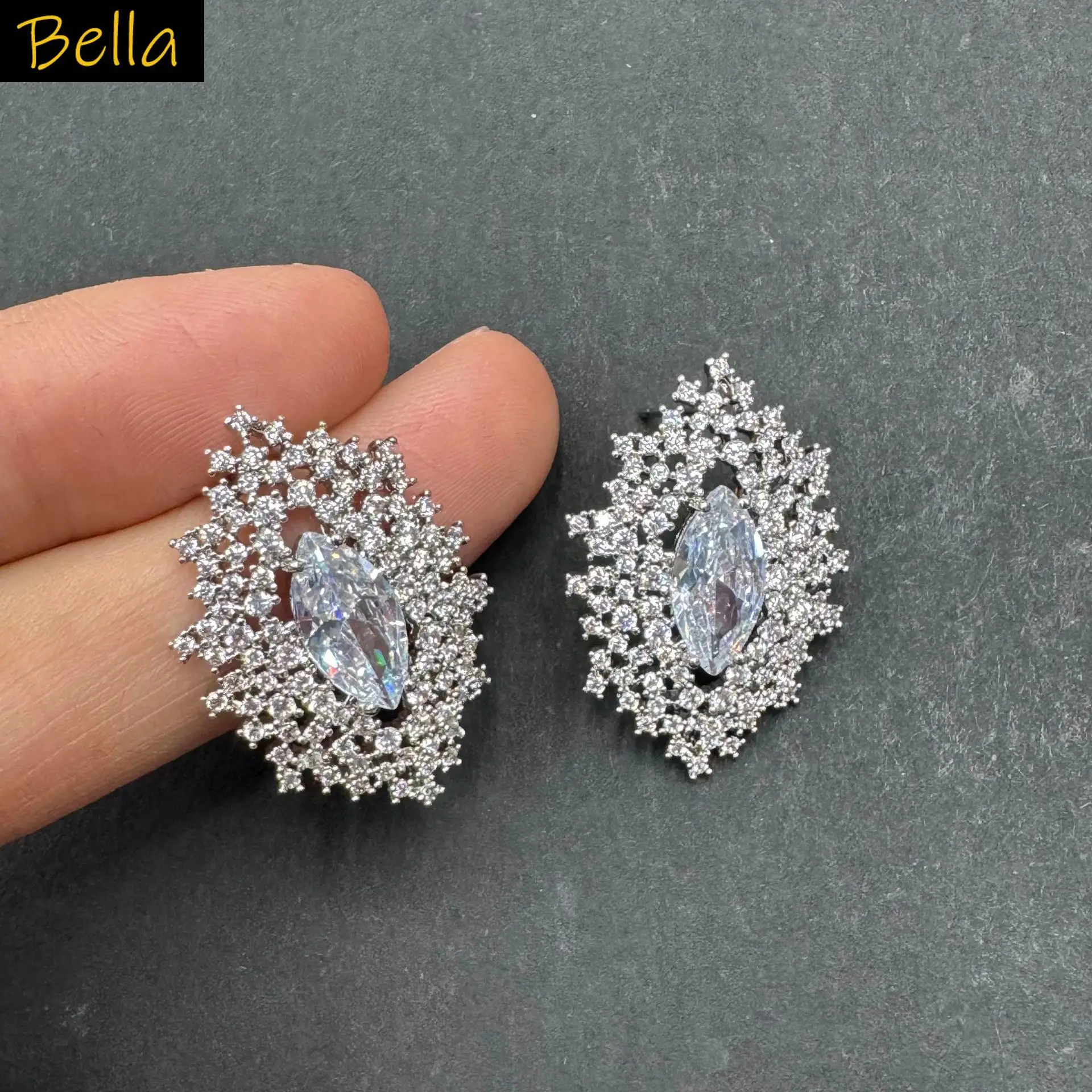 green zircon stud earrings for women elegant jewelry white blue zircon oval shape cut out earrings
green zircon stud earrings for women elegant jewelry white blue zircon oval shape cut out earrings