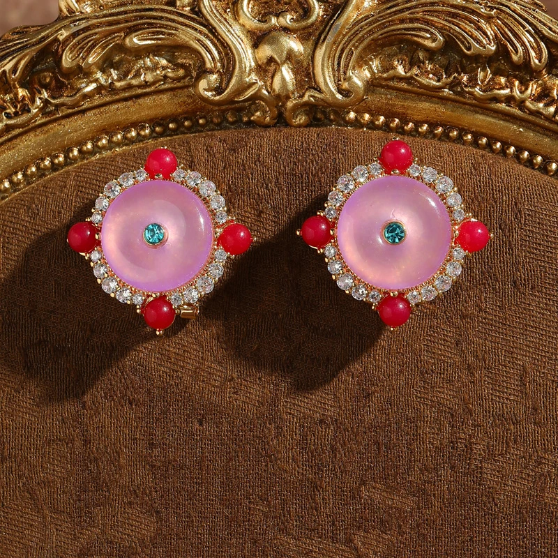 Pink Glass Stud Earrings Vintage Chinese Tradition Style Ping An Knot Luxury Antique Gold Plated Jewelry New Elegant Accessories
Pink Glass Stud Earrings Vintage Chinese Tradition Style Ping An Knot Luxury Antique Gold Plated Jewelry New Elegant Accessories