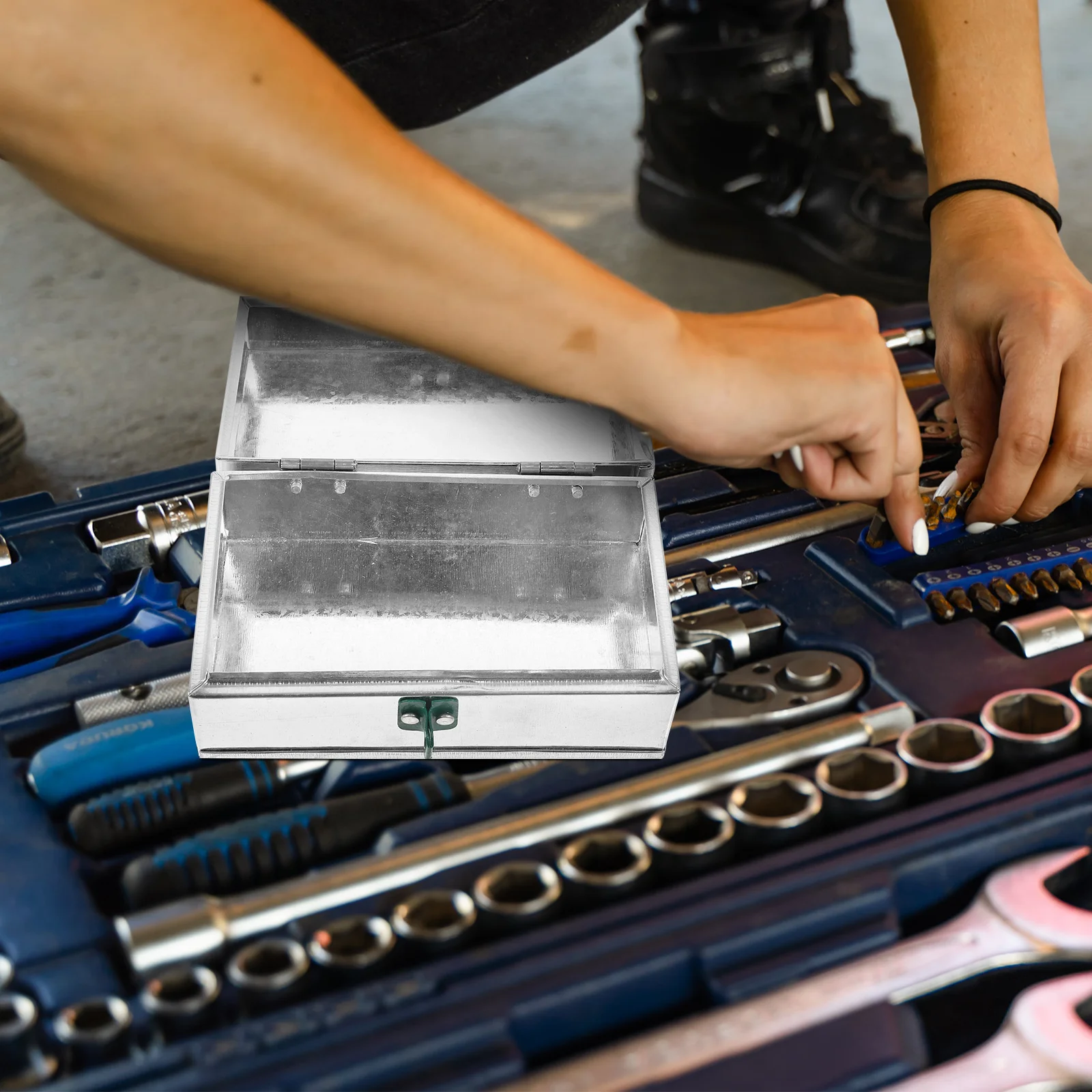 Iron Sheet Tool Box Lockable Multi-Functional Storage Case for Home Vehicle Repairs Durable Hard Shell Tool Container
Iron Sheet Tool Box Lockable Multi-Functional Storage Case for Home Vehicle Repairs Durable Hard Shell Tool Container