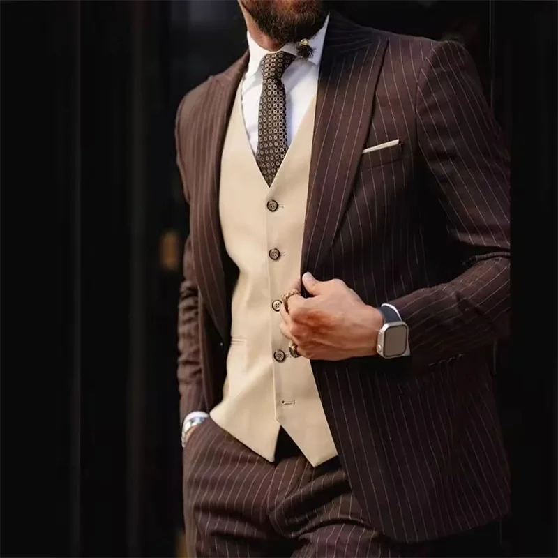2025 High Quality Brown Stripe Men's Suits Elegant Single Breasted Peak Lapel Slim Fit 3 Piece Jacket Pants Vest Outfits Costume
2025 High Quality Brown Stripe Men's Suits Elegant Single Breasted Peak Lapel Slim Fit 3 Piece Jacket Pants Vest Outfits Costume
