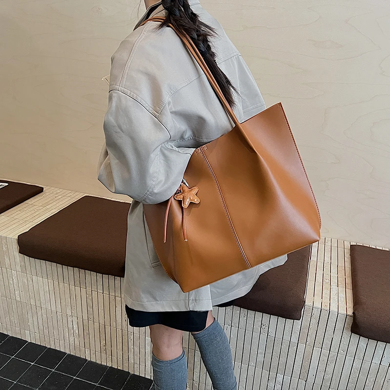 Элегантная женская кожаная классическая модельерская стильная сумка через плечо Роскошная сумка через плечо для современного повседневного использования
Элегантная женская кожаная классическая модельерская стильная сумка через плечо Роскошная сумка через плечо для современного повседневного использования