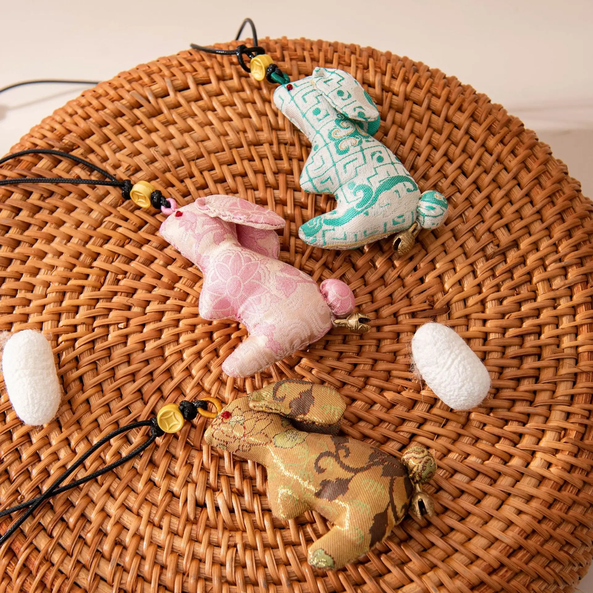 Chinese Style Silk Handmade Creative Necklace Cute Rabbit Pendant Bag Accessory Gift for Friends Fashion Jewelry
Chinese Style Silk Handmade Creative Necklace Cute Rabbit Pendant Bag Accessory Gift for Friends Fashion Jewelry