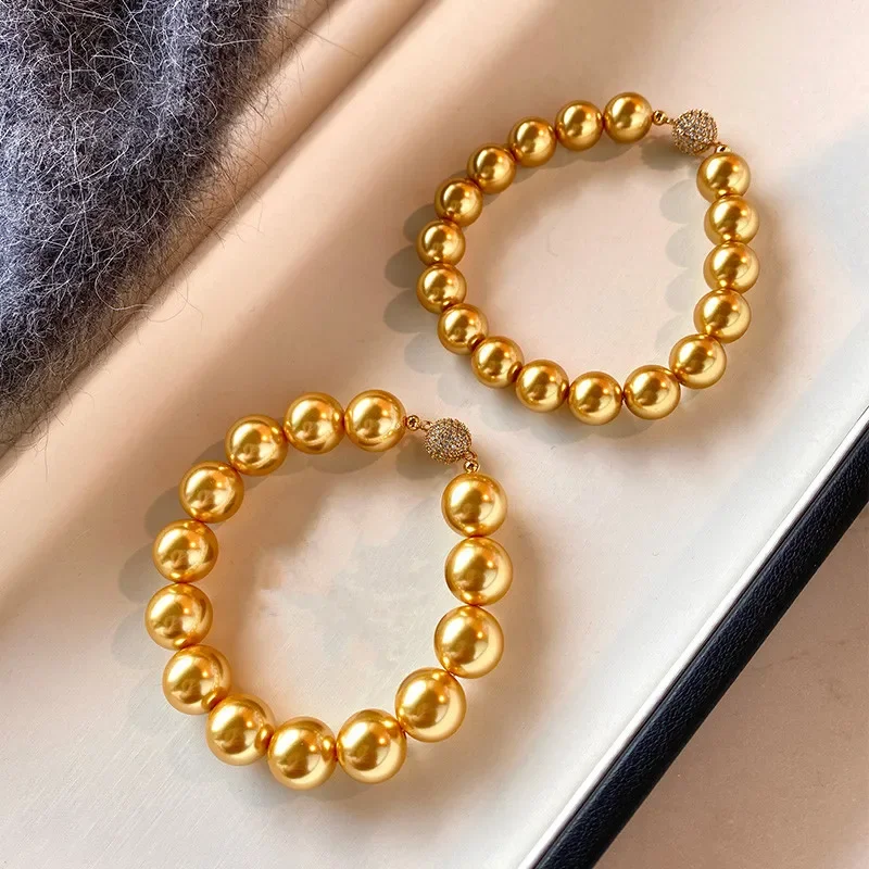 Жемчужный браслет с циркониевыми вставками и магнитной застежкой для женщин, модный, с круглыми бусинами 10 мм и 12 мм, золотистого цвета, украшение-шарм, подарок
Жемчужный браслет с циркониевыми вставками и магнитной застежкой для женщин, модный, с круглыми бусинами 10 мм и 12 мм, золотистого цвета, украшение-шарм, подарок