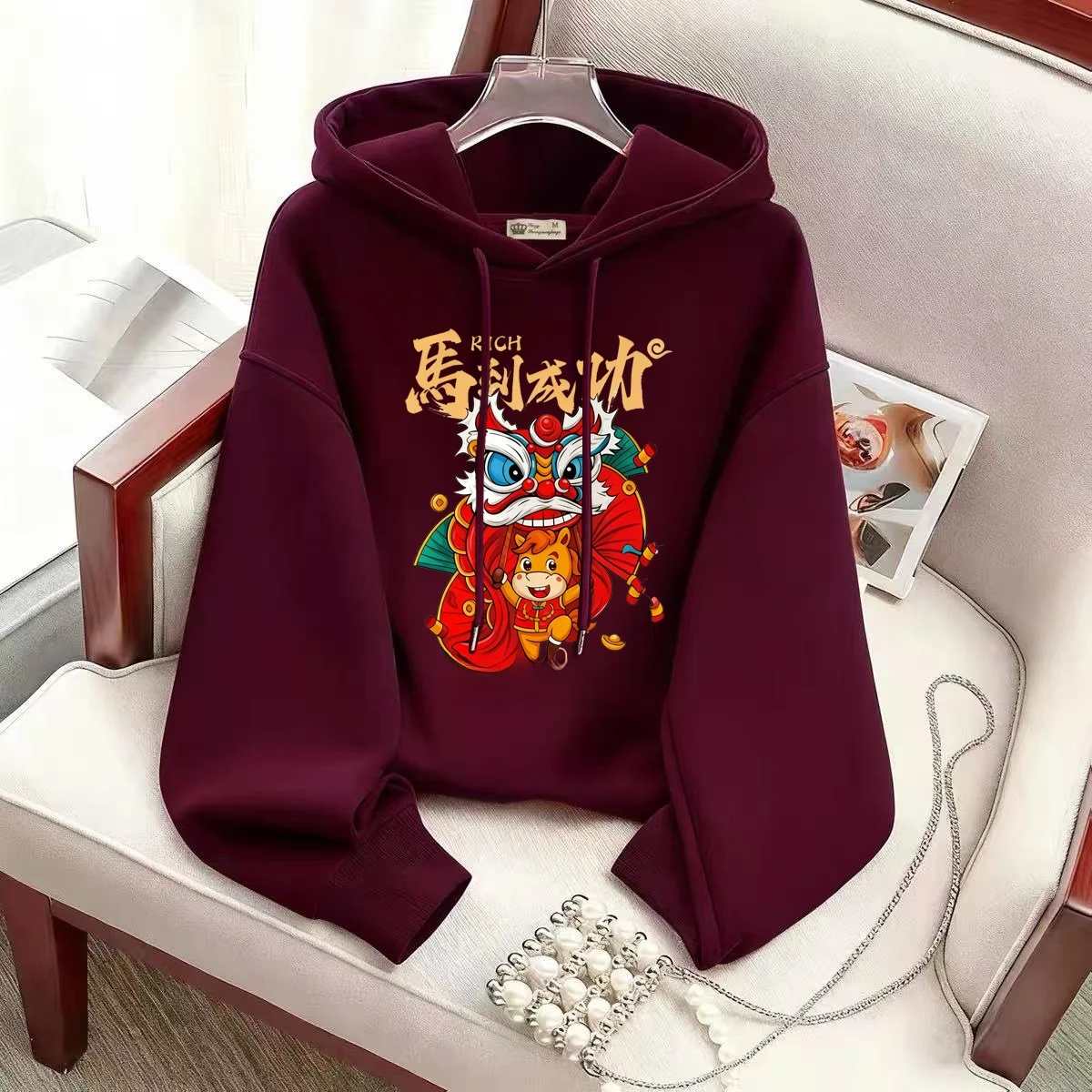 Модная утепленная толстовка с капюшоном, женская зимняя куртка красного цвета, новинка 2026 года, трендовая верхняя одежда в стиле зодиакальных животных
Модная утепленная толстовка с капюшоном, женская зимняя куртка красного цвета, новинка 2026 года, трендовая верхняя одежда в стиле зодиакальных животных