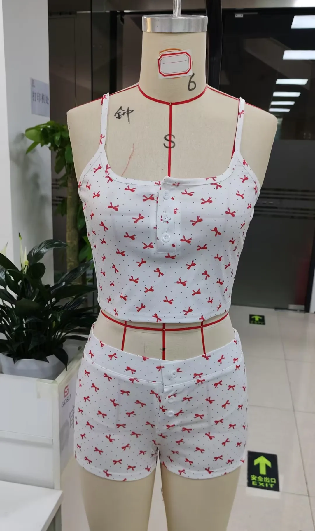 Women Summer Shorts Outfits Floral Print Sleeveless Cami Tops Elastic Waist Shorts 2 Pieces Clothes Set
Women Summer Shorts Outfits Floral Print Sleeveless Cami Tops Elastic Waist Shorts 2 Pieces Clothes Set