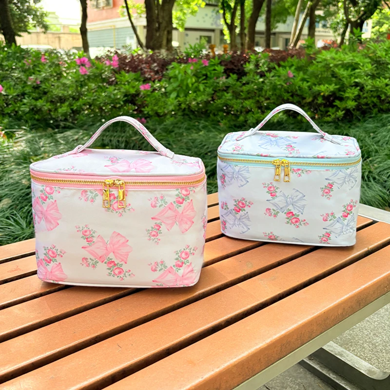 Pink bow handbag makeup box, nylon waterproof blue bow makeup bag, large capacity storage bag, toiletry bag, underwear storage
Pink bow handbag makeup box, nylon waterproof blue bow makeup bag, large capacity storage bag, toiletry bag, underwear storage