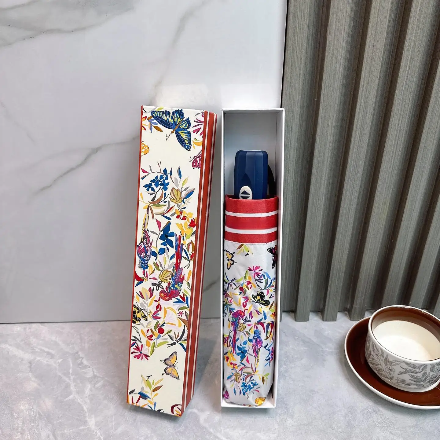 Высококачественный солнцезащитный зонт. Трехстворчатый портативный сверхлегкий складной дизайн из алюминиевого сплава. Идеально подходит для повседневной защиты от солнца.
Высококачественный солнцезащитный зонт. Трехстворчатый портативный сверхлегкий складной дизайн из алюминиевого сплава. Идеально подходит для повседневной защиты от солнца.