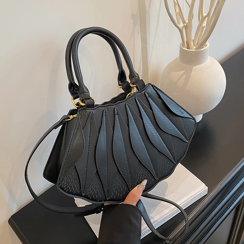 Stylish Casual Commuter Crossbody Bag Luxury Solid Color Leather Tote Vintage Minimalist Handbag With Chic Letter Logo Design
Stylish Casual Commuter Crossbody Bag Luxury Solid Color Leather Tote Vintage Minimalist Handbag With Chic Letter Logo Design