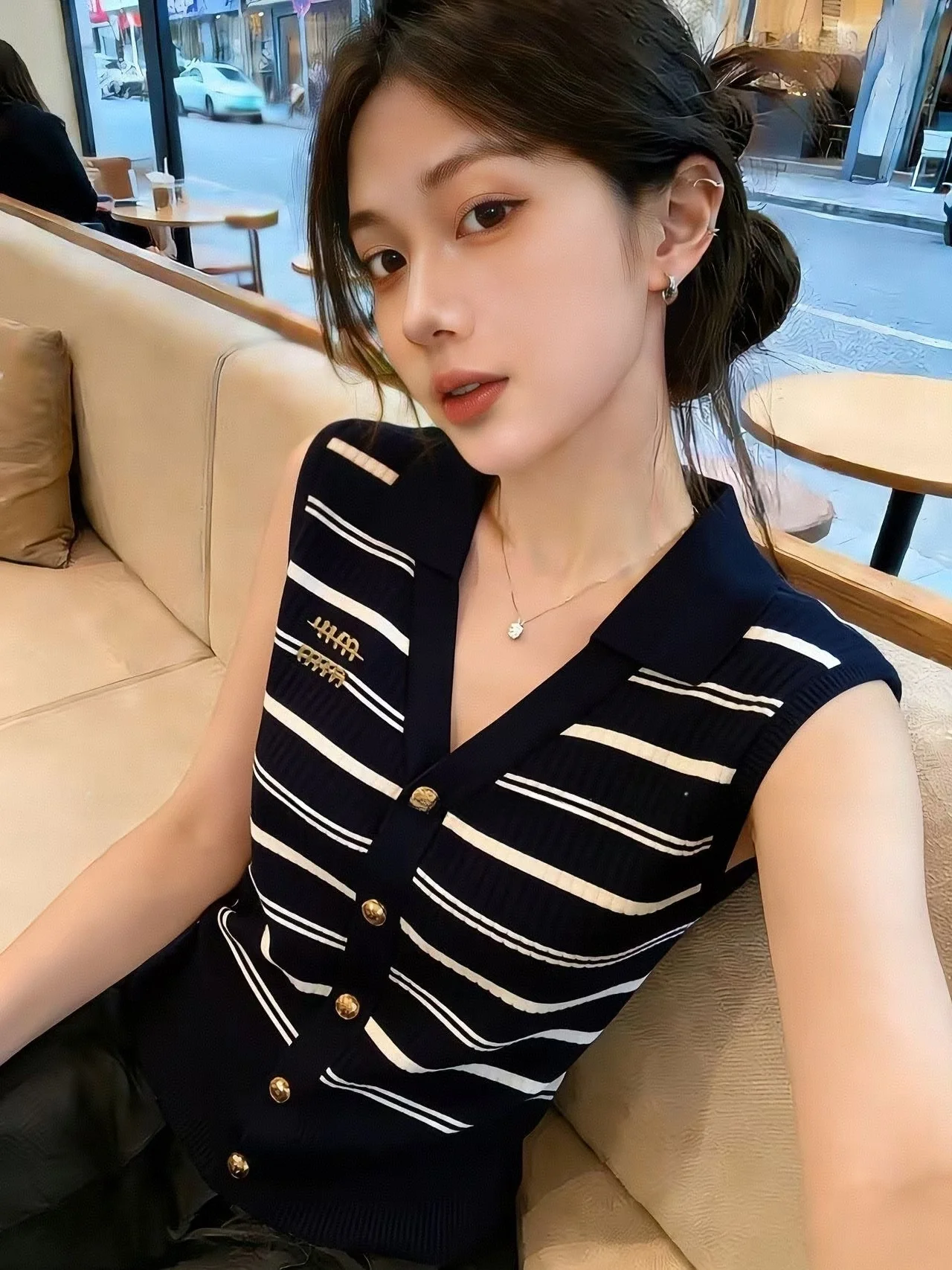 Slim Fit Korean Style V-Neck Sleeveless Knitted Vest Women's Spring New Short Top Embroidered Self-Keeping Model Silk Blend
Slim Fit Korean Style V-Neck Sleeveless Knitted Vest Women's Spring New Short Top Embroidered Self-Keeping Model Silk Blend