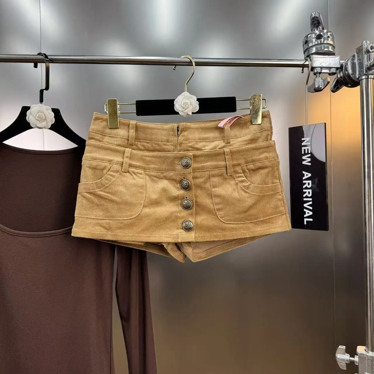 Vintage Spice Girl Style Corduroy Shorts Skirts Women's Low Waist Single-breasted Fake Two-piece Skirt
Vintage Spice Girl Style Corduroy Shorts Skirts Women's Low Waist Single-breasted Fake Two-piece Skirt