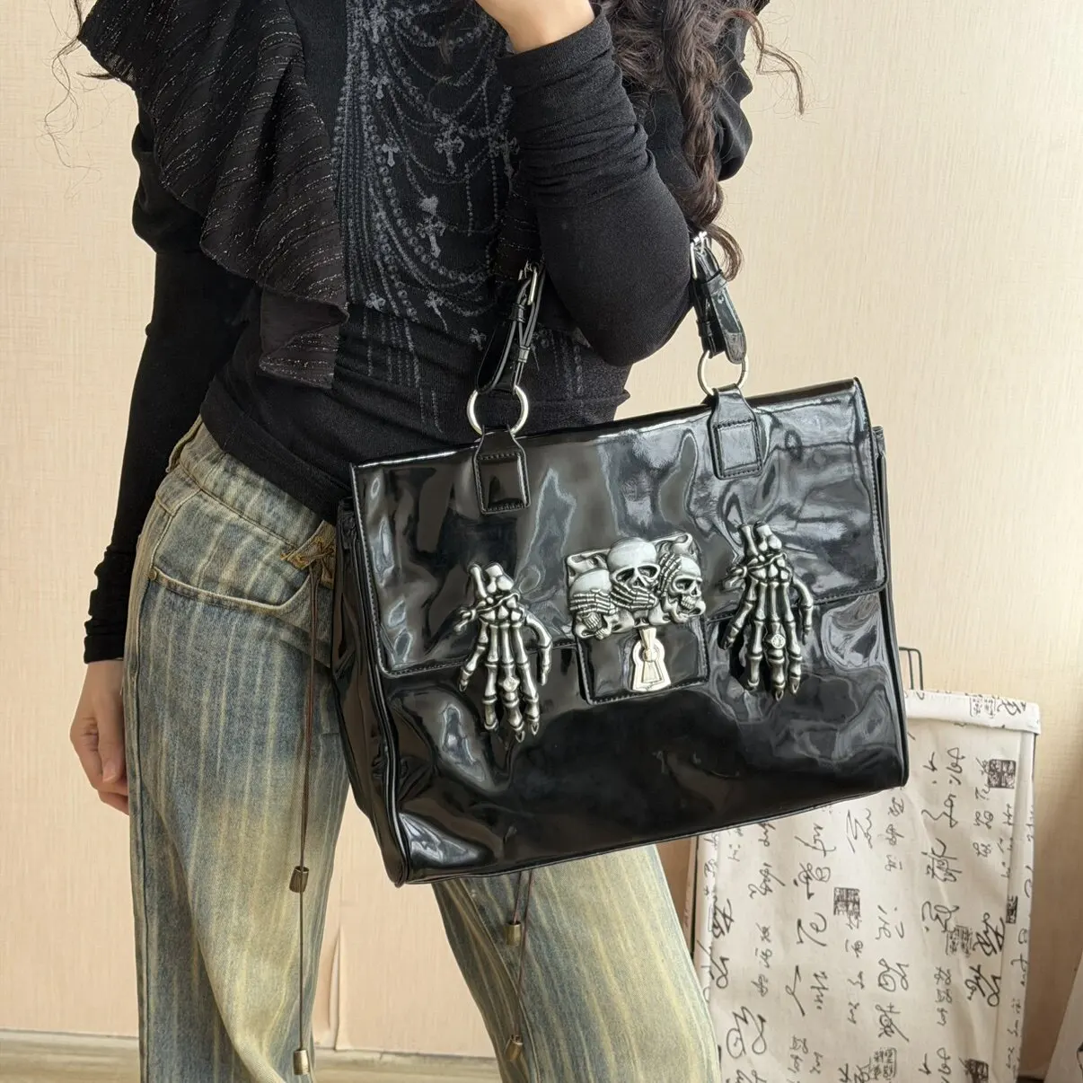 Subculture Punk Black Leather Handbag Diagonal Span Bag Original Skull Handbag Bone Decorative Commuter Bag for Women
Subculture Punk Black Leather Handbag Diagonal Span Bag Original Skull Handbag Bone Decorative Commuter Bag for Women