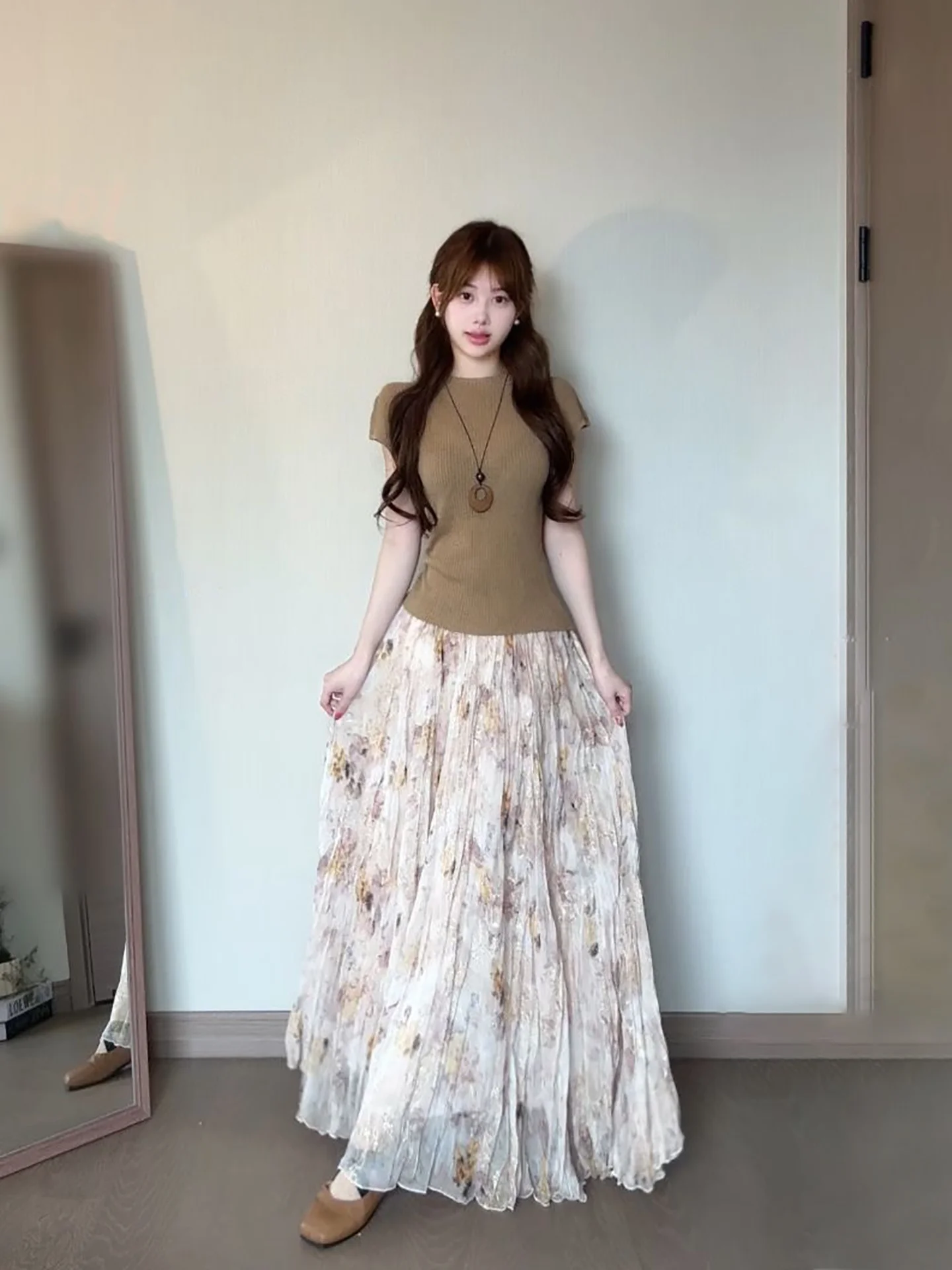 Stunning Vintage round Neck Short Sleeve Knitted T-Shirt And Floral Half Skirt Two Piece Set Women's Fashion Summer Outfit
Stunning Vintage round Neck Short Sleeve Knitted T-Shirt And Floral Half Skirt Two Piece Set Women's Fashion Summer Outfit