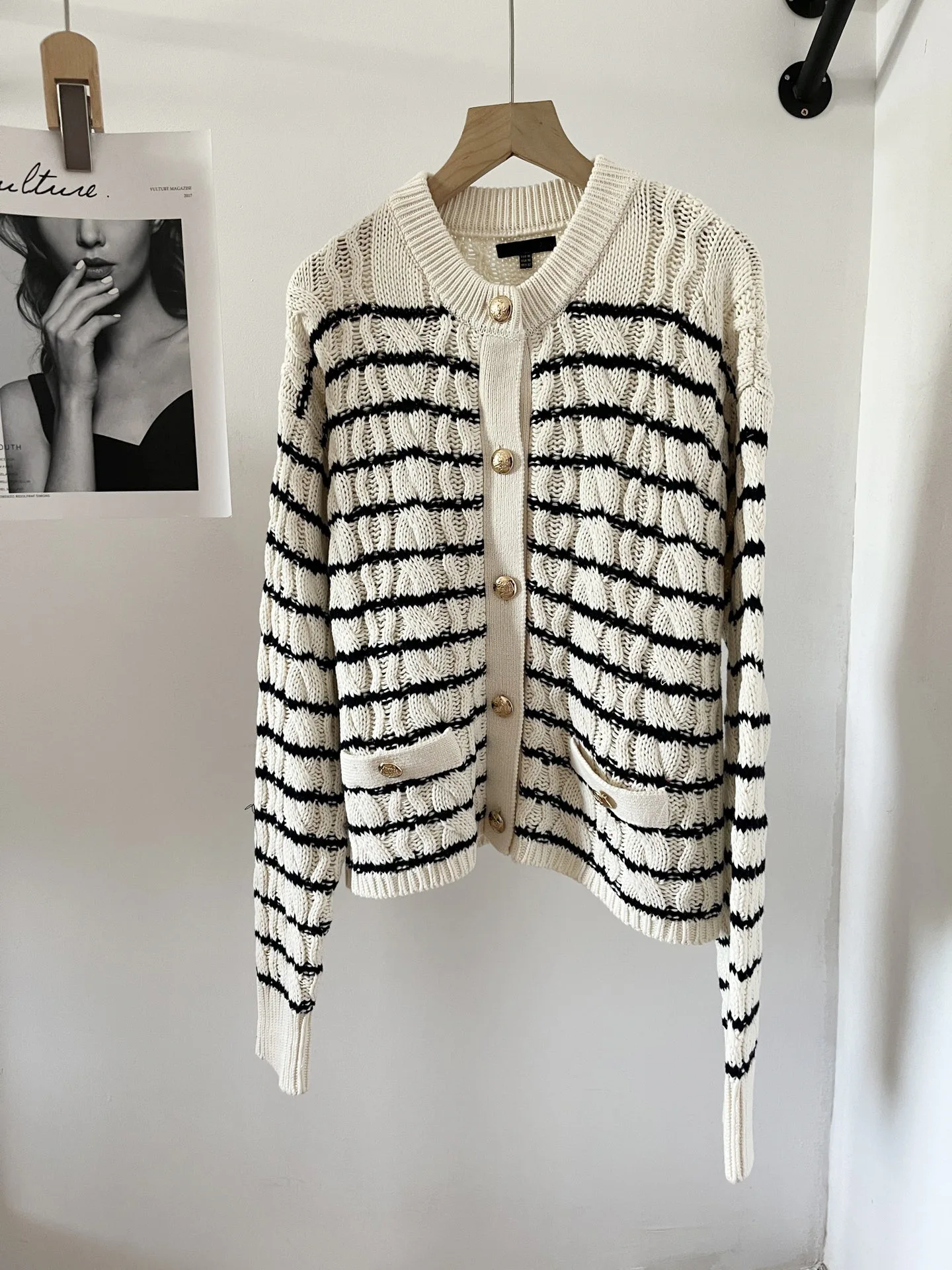 Women's autumn new French small fragrant celebrity gold buckle striped sweater knitted cardigan jacket women 16a
Women's autumn new French small fragrant celebrity gold buckle striped sweater knitted cardigan jacket women 16a