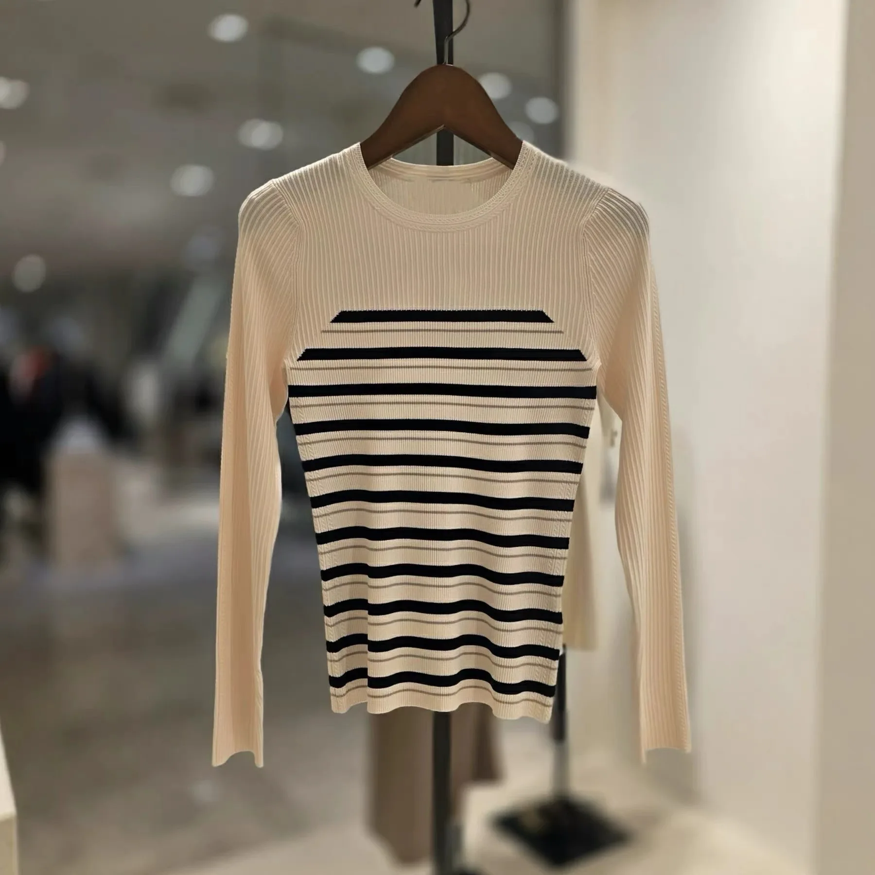 NingYao MIC26 Spring Simple round Neck Color Block Striped Elastic Slim Fit Versatile Knitwear Women's Commute Style Long Sleeve
NingYao MIC26 Spring Simple round Neck Color Block Striped Elastic Slim Fit Versatile Knitwear Women's Commute Style Long Sleeve