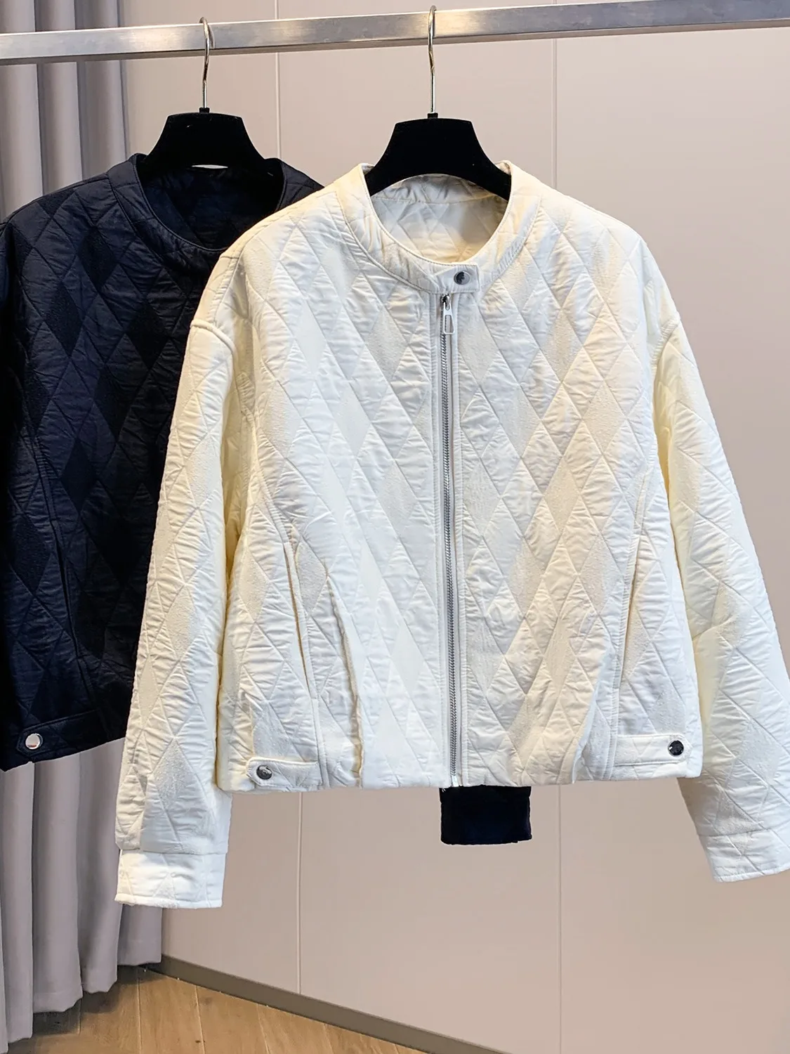 Korean Style Stand Collar Quilted Cotton Jacket Lightweight Fashionable Casual Women's Winter Coat Short Length Single Button
Korean Style Stand Collar Quilted Cotton Jacket Lightweight Fashionable Casual Women's Winter Coat Short Length Single Button