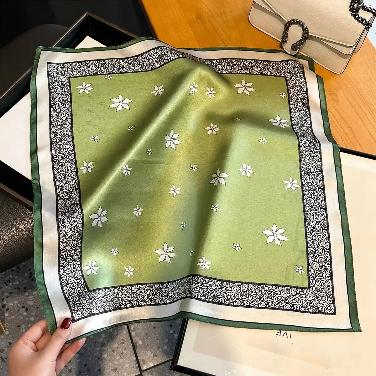 Luxury Brand 100% Natural Silk Square Scarf Women Bandana Headscarf Scarves Shawls Square Neck Foulard Wraps cachecol bufanda
Luxury Brand 100% Natural Silk Square Scarf Women Bandana Headscarf Scarves Shawls Square Neck Foulard Wraps cachecol bufanda