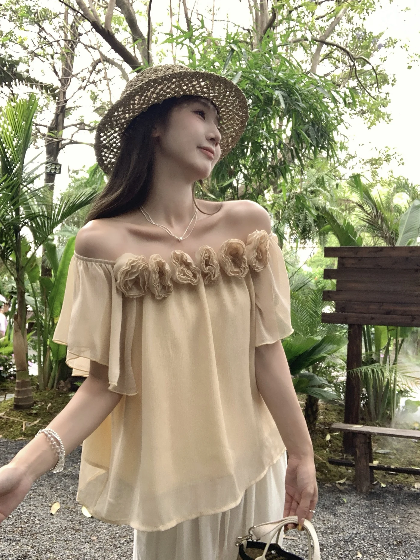 Elegant Kumikumi Floral Shoulder Shirt Women's Fashion Spring Slimming Versatile Top French Style Loose Fit Short Sleeve
Elegant Kumikumi Floral Shoulder Shirt Women's Fashion Spring Slimming Versatile Top French Style Loose Fit Short Sleeve