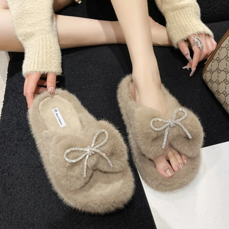 Women's Slippers Winter New Thick Bottom Short Plush Bow Diamond Cotton Drag Fashion Sweet Increase Non-slip Slippers
Women's Slippers Winter New Thick Bottom Short Plush Bow Diamond Cotton Drag Fashion Sweet Increase Non-slip Slippers