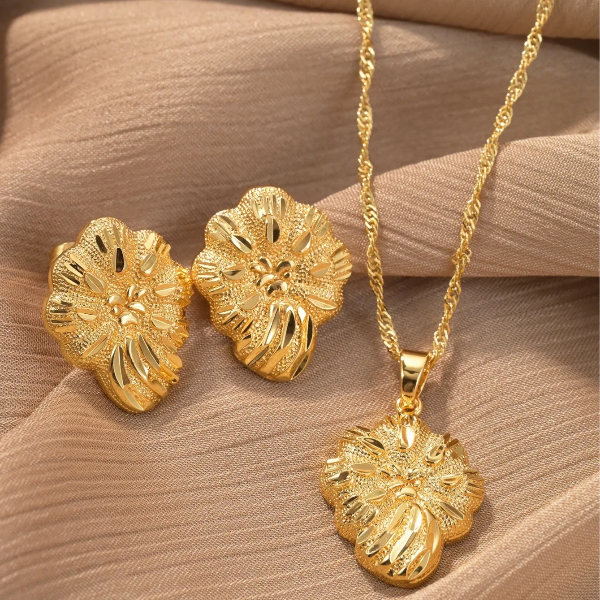 Женское ожерелье STAR, комплект серег, кулон, 18-каратное позолоченное модное ювелирное изделие, аксессуары для свадебной вечеринки
Женское ожерелье STAR, комплект серег, кулон, 18-каратное позолоченное модное ювелирное изделие, аксессуары для свадебной вечеринки