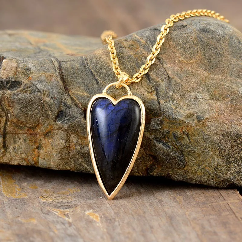 Natural stone labradorite heart shaped pendant necklace 
Natural stone labradorite heart shaped pendant necklace