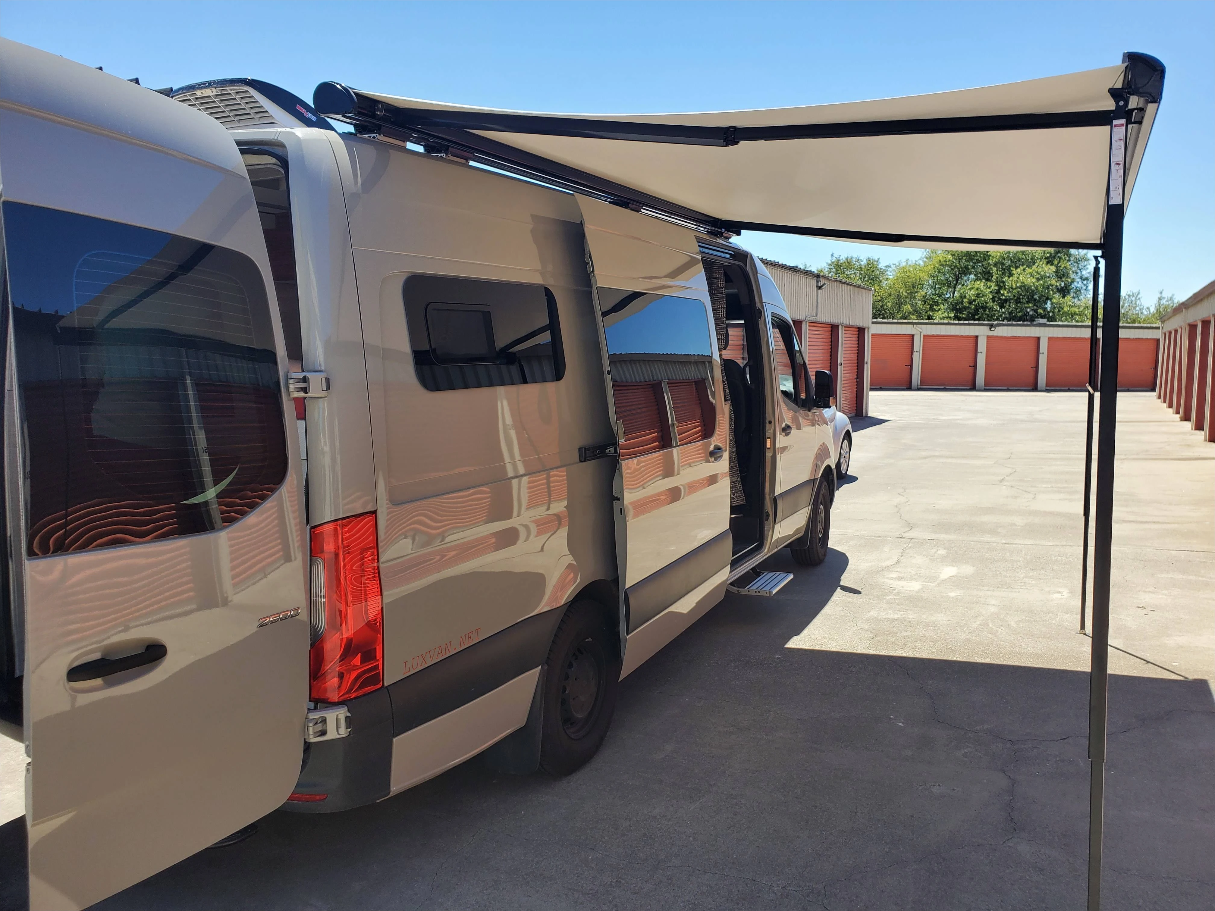W5800 Aluminum Alloy Frame Retractable Full Cassette Camper RV Roof Mounted Awning for Caravan Motorhome Van
W5800 Aluminum Alloy Frame Retractable Full Cassette Camper RV Roof Mounted Awning for Caravan Motorhome Van