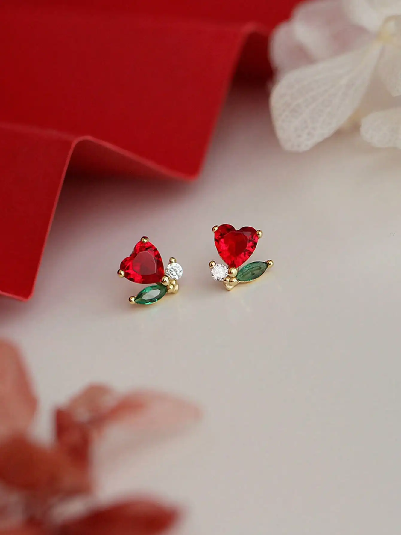 Серьги-гвоздики в форме сердца с красными и зелеными фианитами для подарка на День святого Валентина, День матери
Серьги-гвоздики в форме сердца с красными и зелеными фианитами для подарка на День святого Валентина, День матери