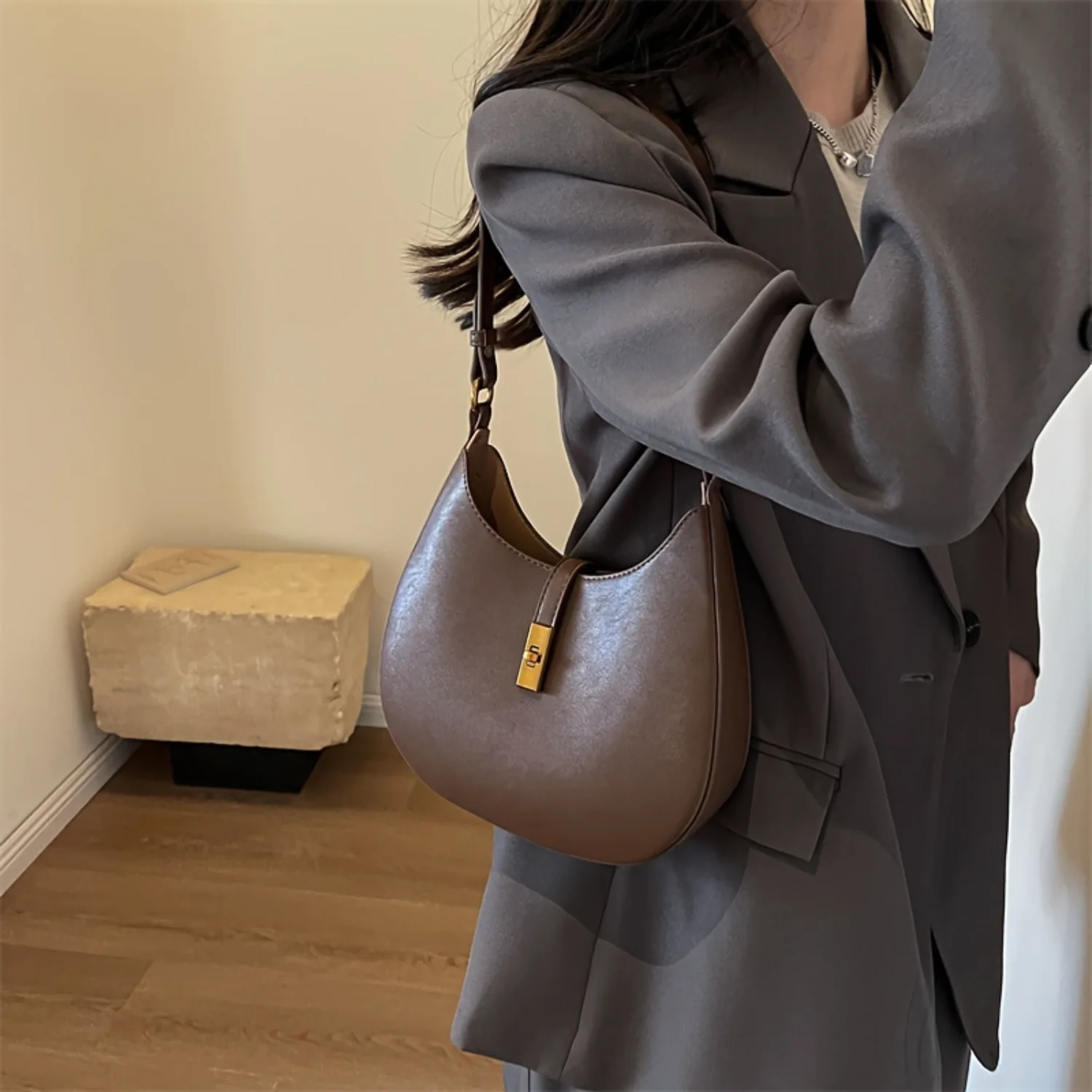 Retro Solid Color Shoulder Bag, Minimalist Underarm Purse, Womens Buckle Decor Handbag Heart bag Traveling bag Tool belt Cases
Retro Solid Color Shoulder Bag, Minimalist Underarm Purse, Womens Buckle Decor Handbag Heart bag Traveling bag Tool belt Cases