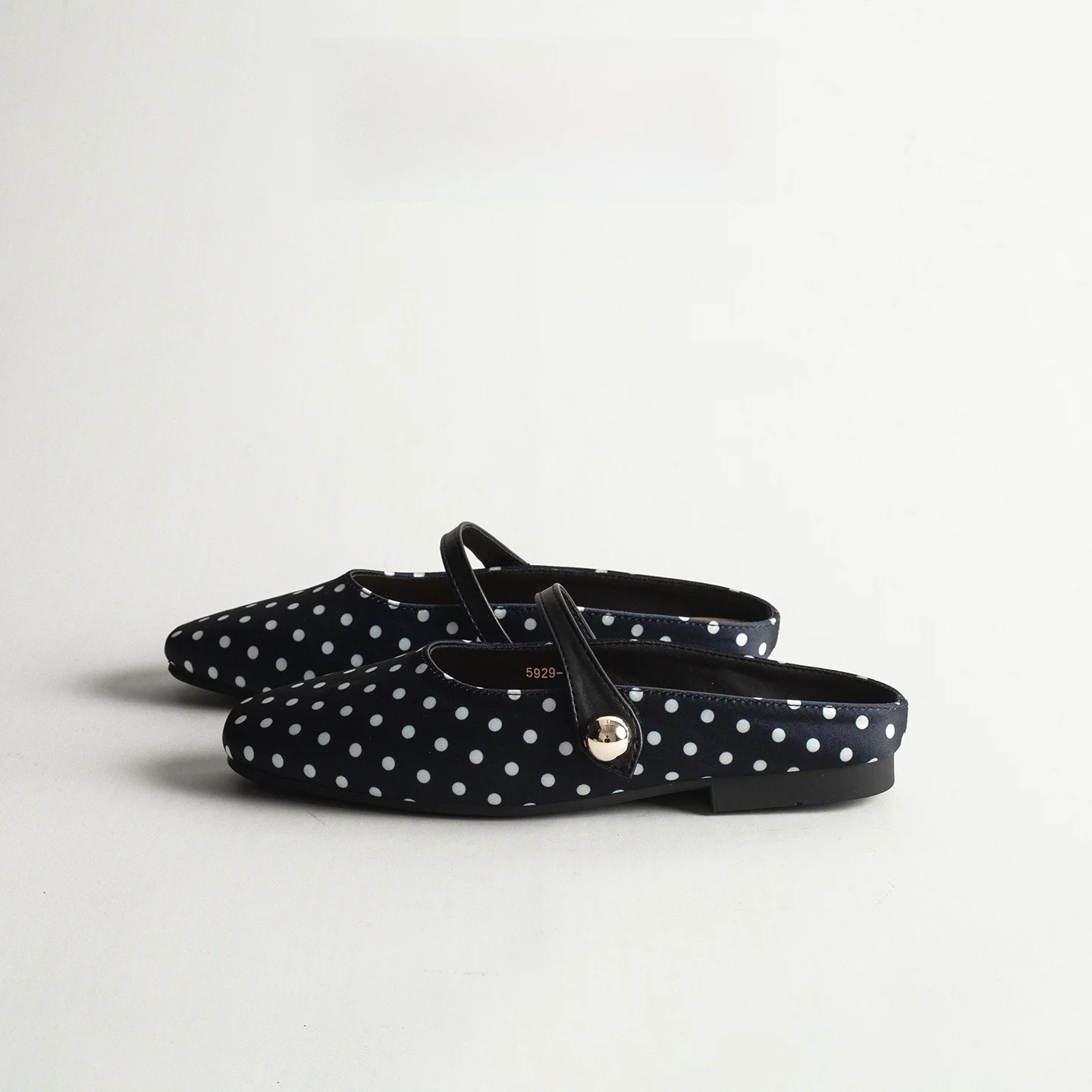 Retro Silk Polka Dot Slip-On Flat Bottom Sandals Women's Outdoor Casual Mary Jane Slippers Comfortable All-Season Footwear
Retro Silk Polka Dot Slip-On Flat Bottom Sandals Women's Outdoor Casual Mary Jane Slippers Comfortable All-Season Footwear