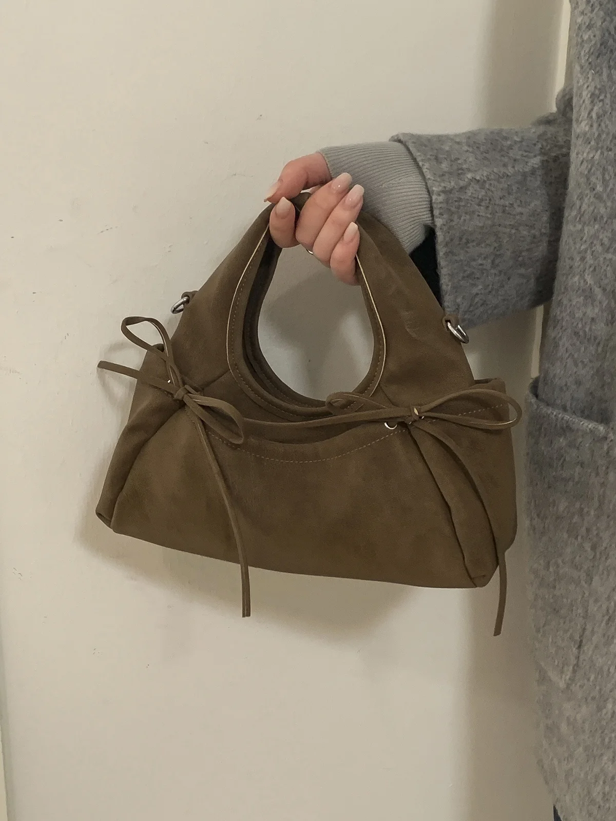 Ele Frosted Dumpling aped Crossbody Bag Versatile Women's Handbag Soft Leather Magnetic Bule Closure Casual oulder Bag
Ele Frosted Dumpling aped Crossbody Bag Versatile Women's Handbag Soft Leather Magnetic Bule Closure Casual oulder Bag