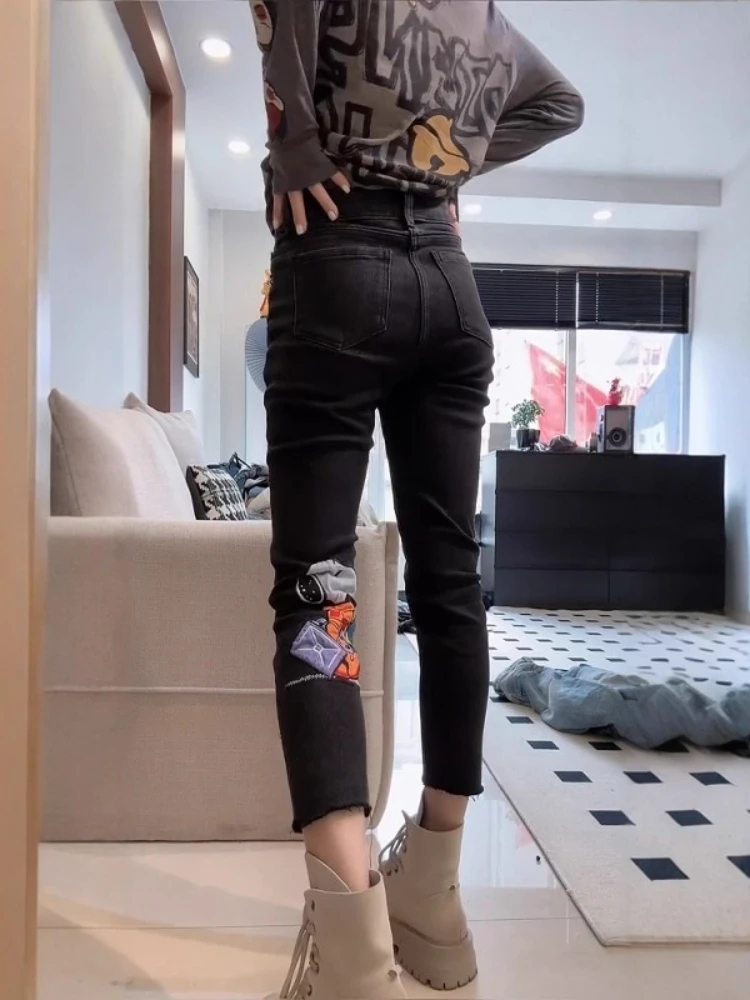 Plus Size Jeans 2025New High Waist Embroidered All-Match Straight Black Casual Trousers Fashion Stretch Slim Cropped Denim Pants
Plus Size Jeans 2025New High Waist Embroidered All-Match Straight Black Casual Trousers Fashion Stretch Slim Cropped Denim Pants