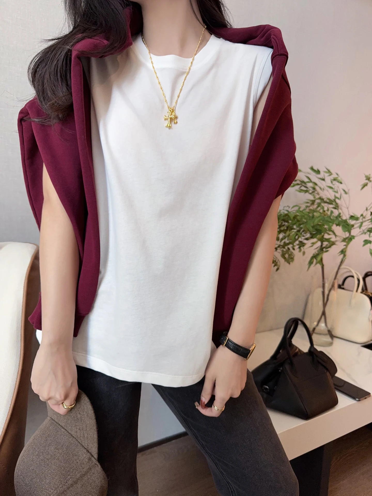 Classic White Cotton round Neck Sleeveless Vest T-Shirt Women's Loose Fit Casual Style Fashionable Versatile Inner Wear Top
Classic White Cotton round Neck Sleeveless Vest T-Shirt Women's Loose Fit Casual Style Fashionable Versatile Inner Wear Top