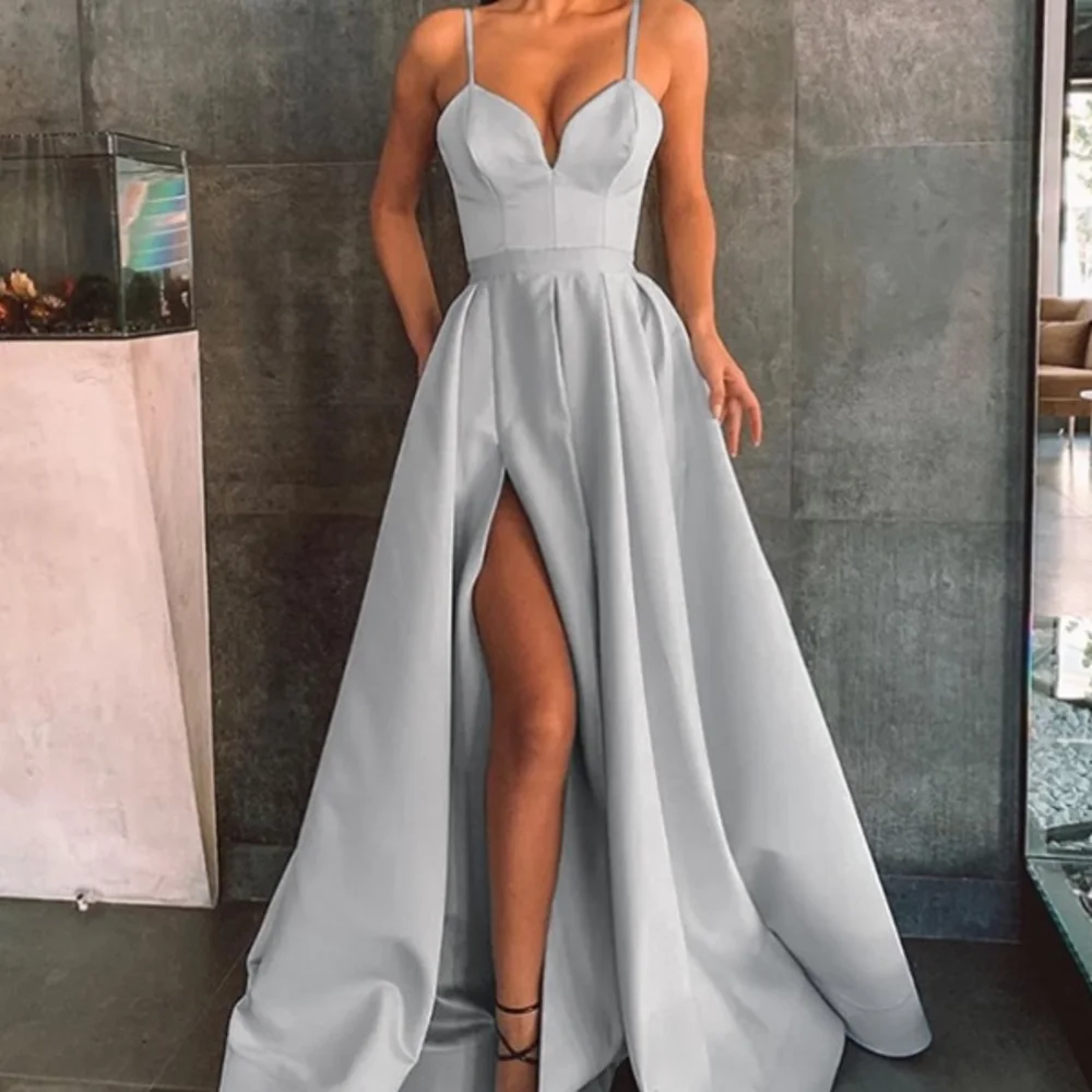 Simple Long Grey Spaghetti Straps Satin Evening Dresses Sleeveless with Slit A Line Floor Length Robes De Soirée
Simple Long Grey Spaghetti Straps Satin Evening Dresses Sleeveless with Slit A Line Floor Length Robes De Soirée