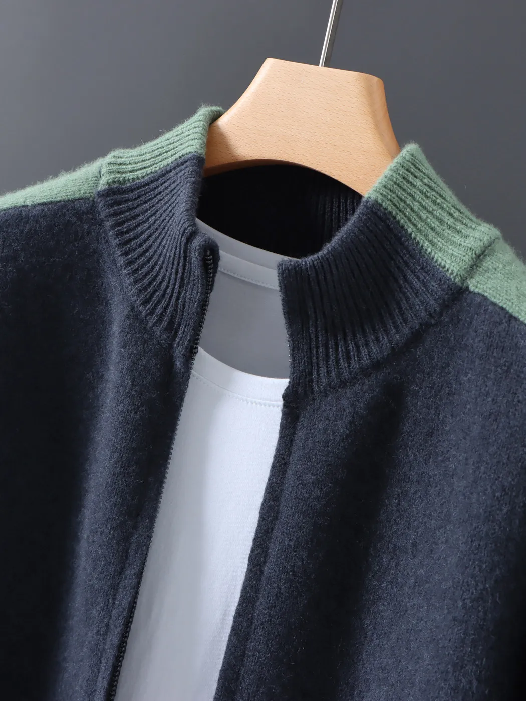 Autumn and winter men's 100% pure cashmere zipper cardigan thick stand collar color matching Joker cashmere knitted coat.
Autumn and winter men's 100% pure cashmere zipper cardigan thick stand collar color matching Joker cashmere knitted coat.